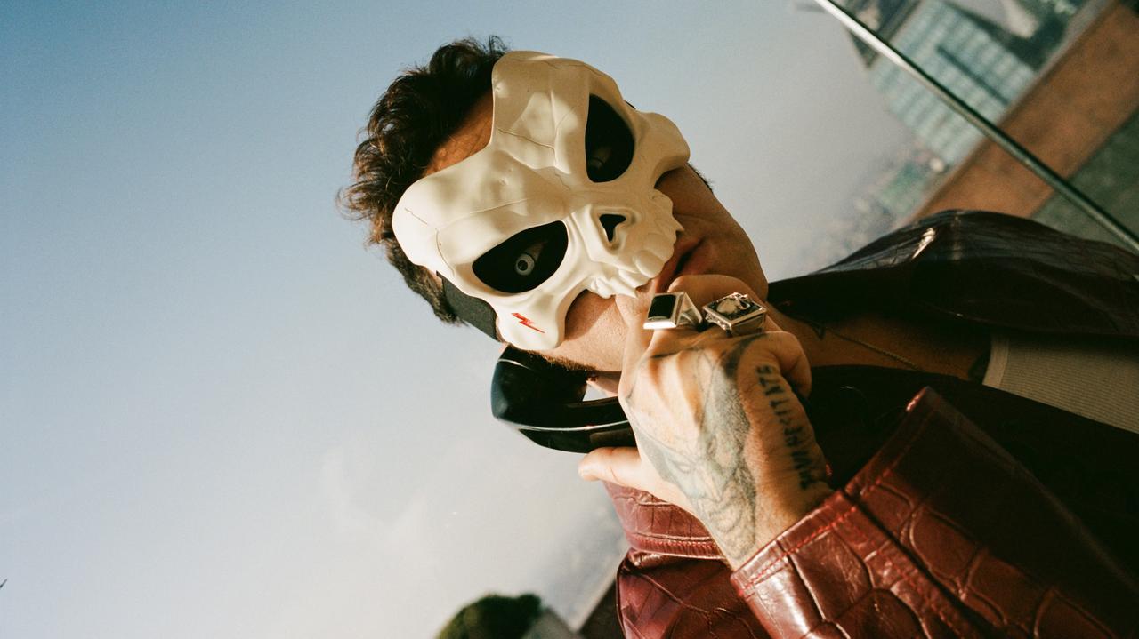 Salmo celebra i 10 anni di “Hellvisback”: nuovo album con tre inediti e intanto prepara il maxi evento nell’isola