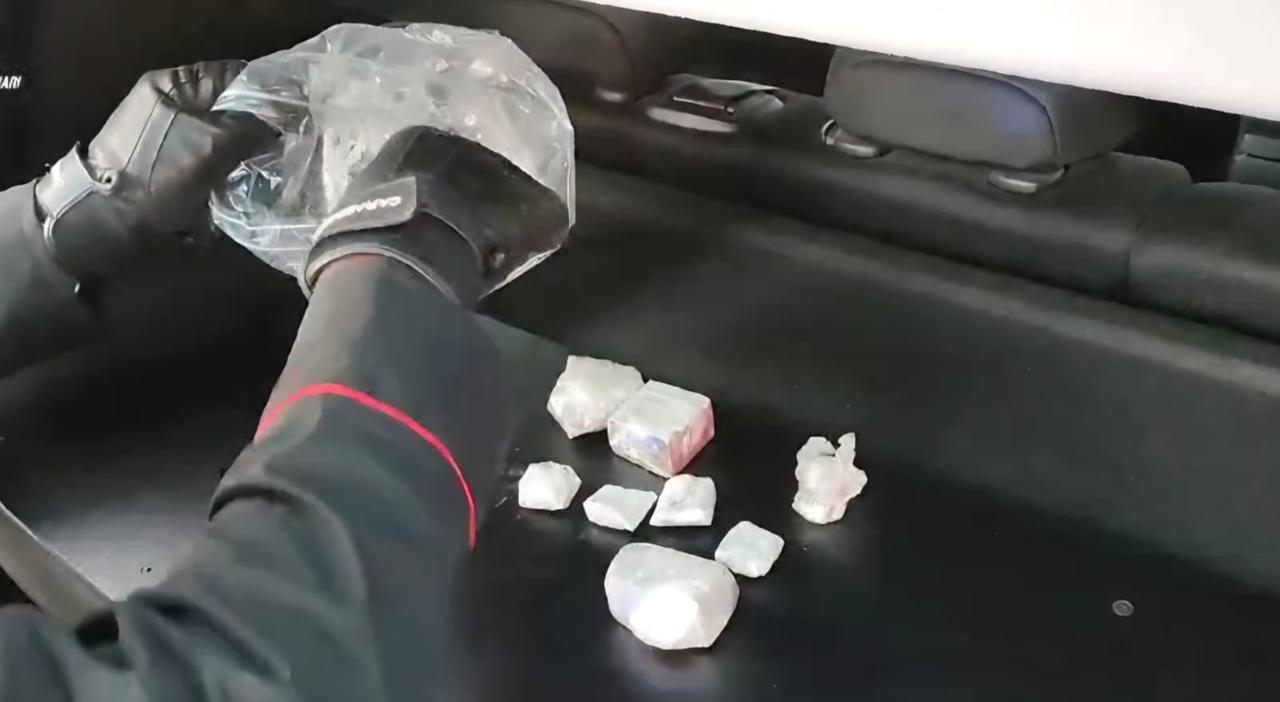 Spaccio di cocaina, soldi falsi e munizioni in casa: arrestato 28enne