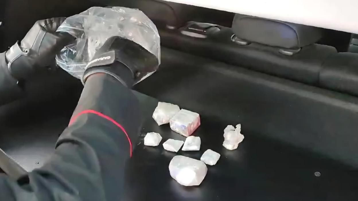 Spaccio di cocaina, soldi falsi e munizioni in casa: arrestato 28enne