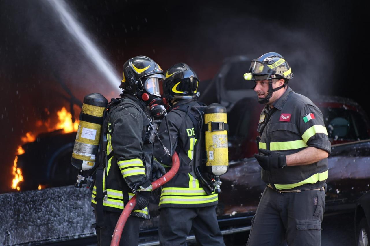 Incendio a Modena, fiamme in un’autofficina in via Lussemburgo