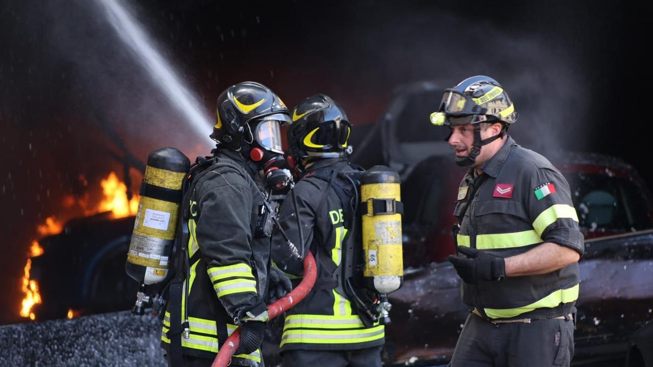 I vigili del fuoco sul luogo dell'incendio (foto di Luigi Esposito)
