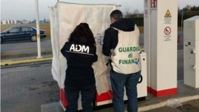 I controlli di Guardia di Finanza e Adm in un distributore