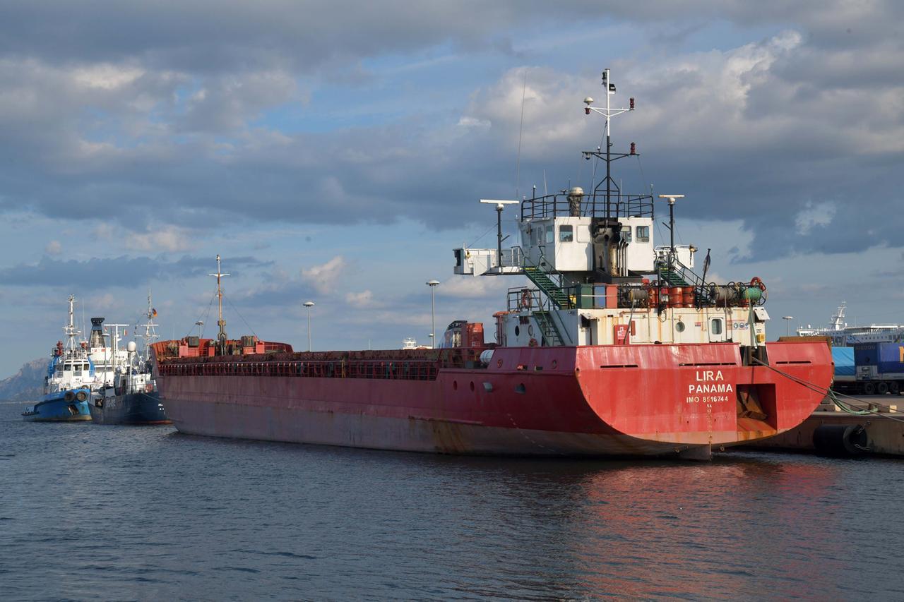 Il cargo Lira abbandonato alla deriva nel mar Tirreno e portato a Olbia diventa un caso nazionale: «È un pericolo per l’ambiente» – La storia