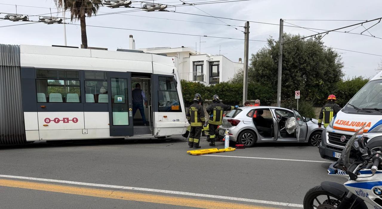 Paura a bordo della metro, passa col rosso e si schianta sul tram: un ferito