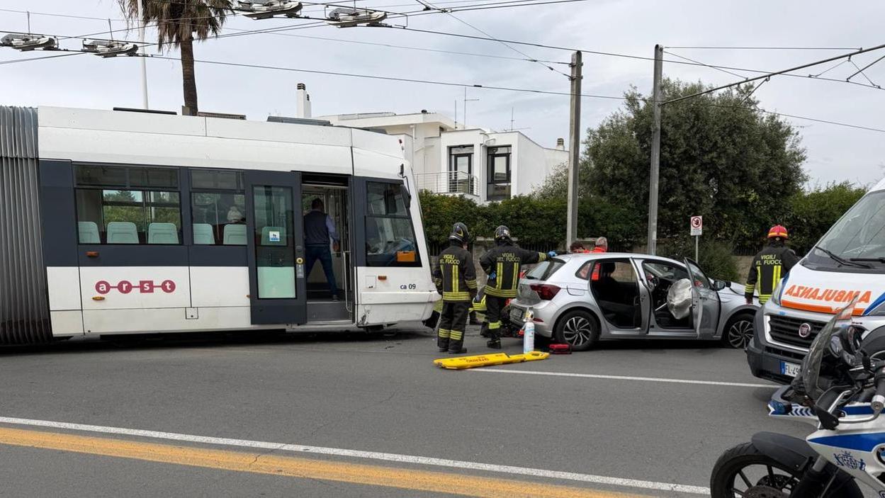 Paura a bordo della metro, passa col rosso e si schianta sul tram: un ferito
