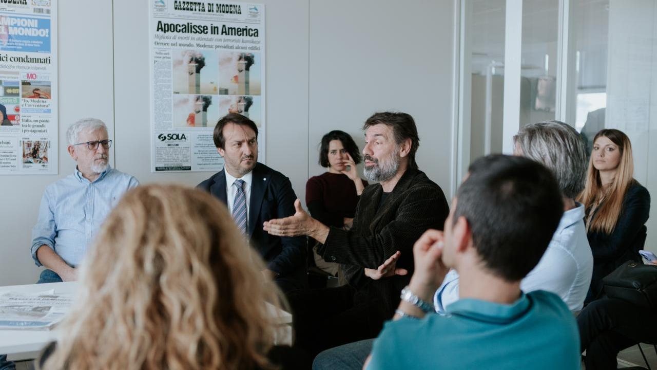 Fabrizio Gifuni durante la riunione di redazione in Gazzetta