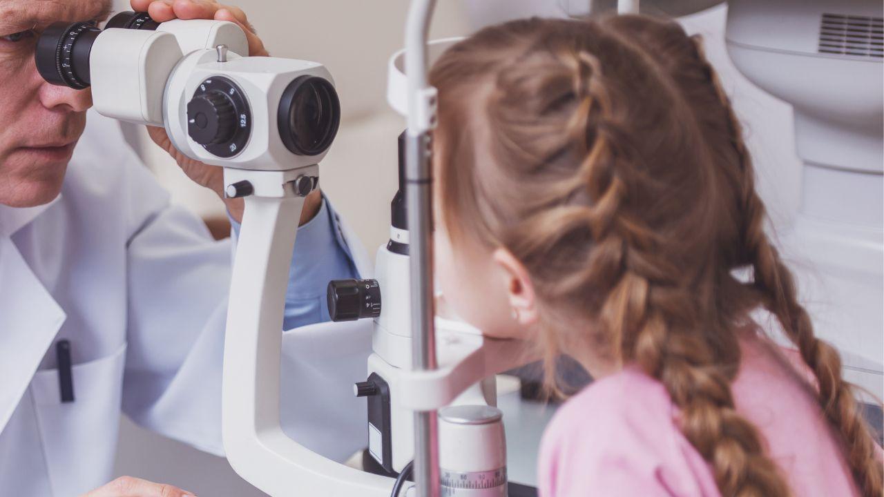 «Miope un bambino su tre»: quanto incidono i dispositivi elettronici, le patologie più diffuse e i consigli dell’oculista