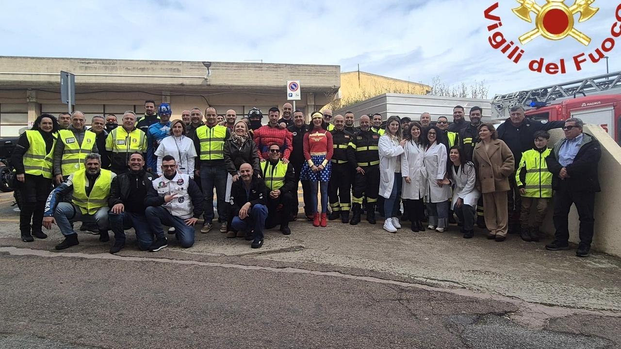 Olbia, festa in ospedale: i vigili del fuoco consegnano le uova di Pasqua ai bambini ricoverati