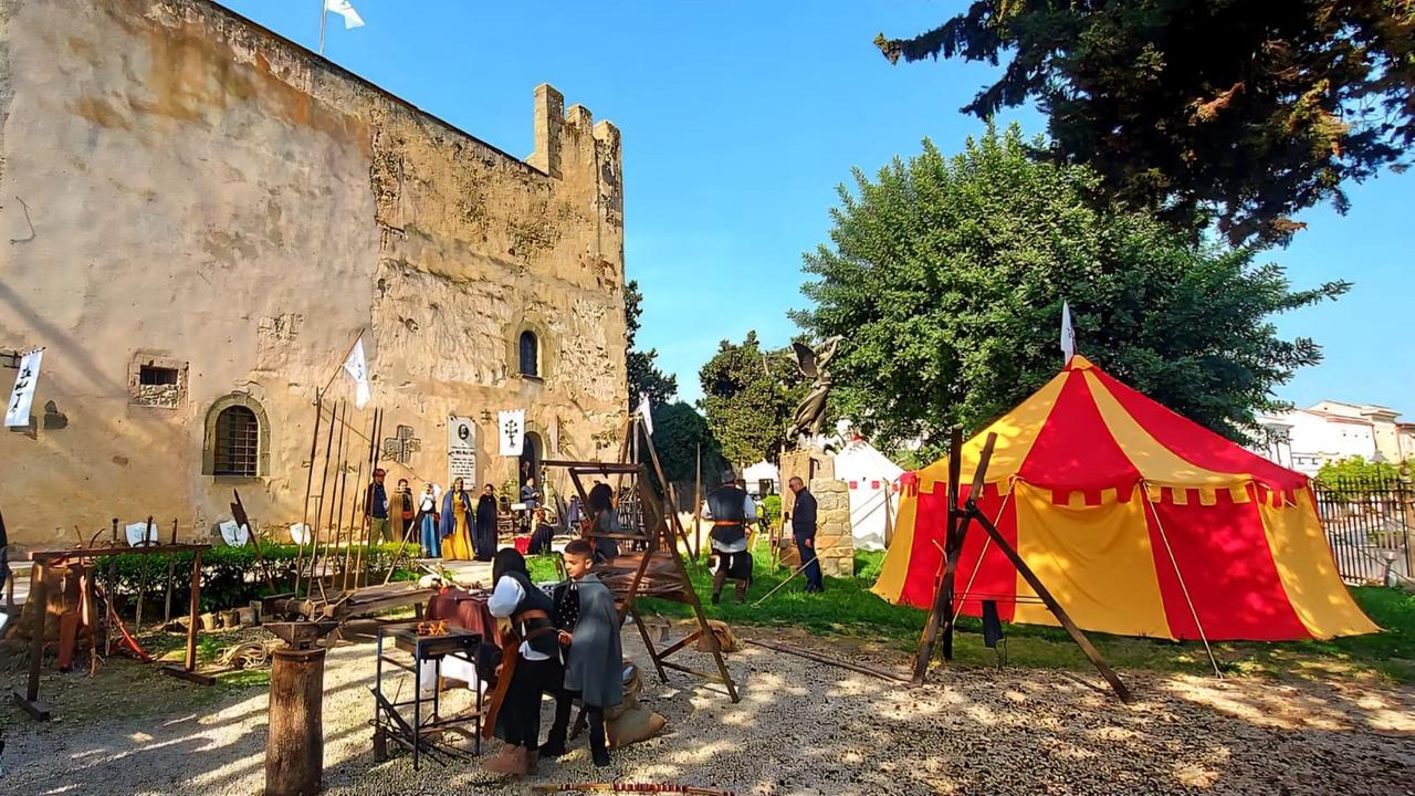 Pasquetta a Sanluri, il castello si trasforma: accampamento medievale tra dame, cavalieri e tiro con l’arco