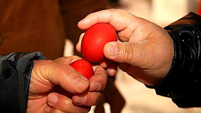 A Pasqua a Castelnovo Monti c’è lo Scusìn: cos’è la battaglia delle uova che conquista tutti