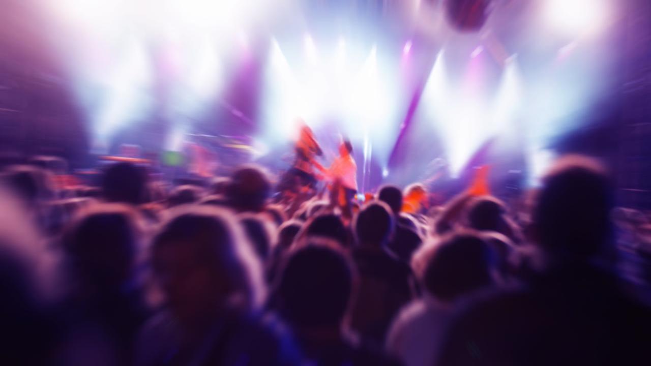 Il locale era stato trasformato in discoteca con centinaia di giovani che ballavano