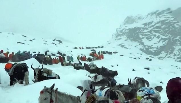 Truffa sul Monte Everest, le guide alpine avvelenavano i turisti per attivare l’elisoccorso e incassare l’assicurazione