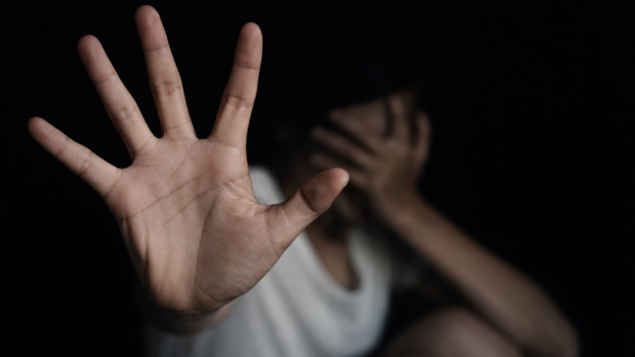 Paura in centro a Sassari, donna spinta nell'androne di casa e palpeggiata