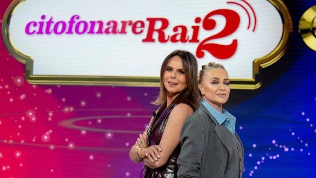 Paola Barale torna alla conduzione in tv dopo 20 anni, alla Rai con Paola Perego
