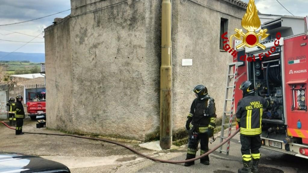 Rogo in una casa nel centro del paese, recuperate bombole di gpl