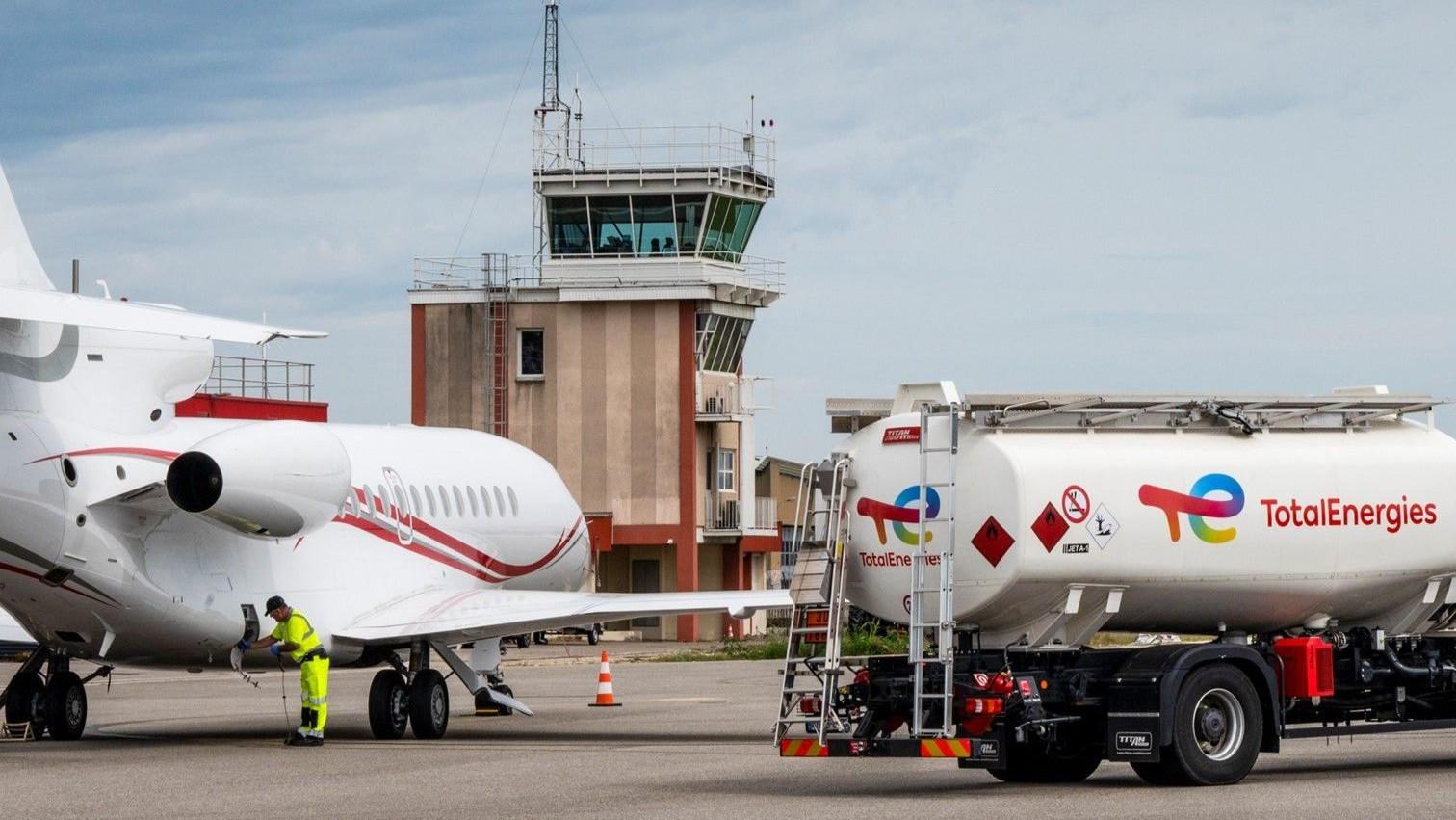 Scatta l’emergenza carburanti, a rischio i collegamenti aerei: la situazione
