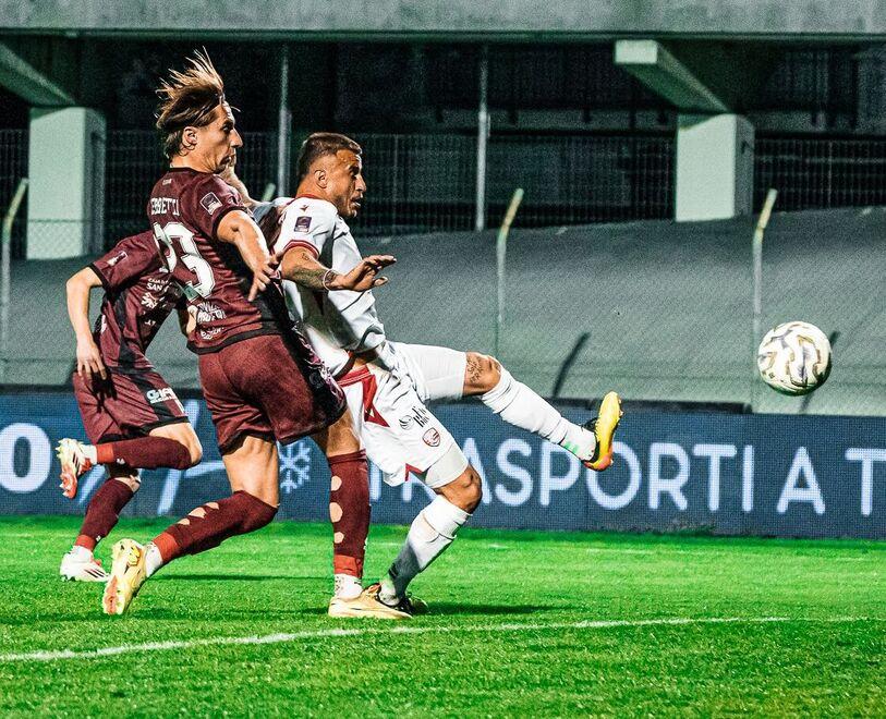 
	Un&rsquo;azione del match tra i granata e gli emiliani

