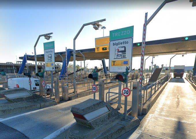 A11, il trucco del biglietto rovinato per pagare un pedaggio ridotto: imprenditore denunciato, almeno 65 i passaggi sospetti