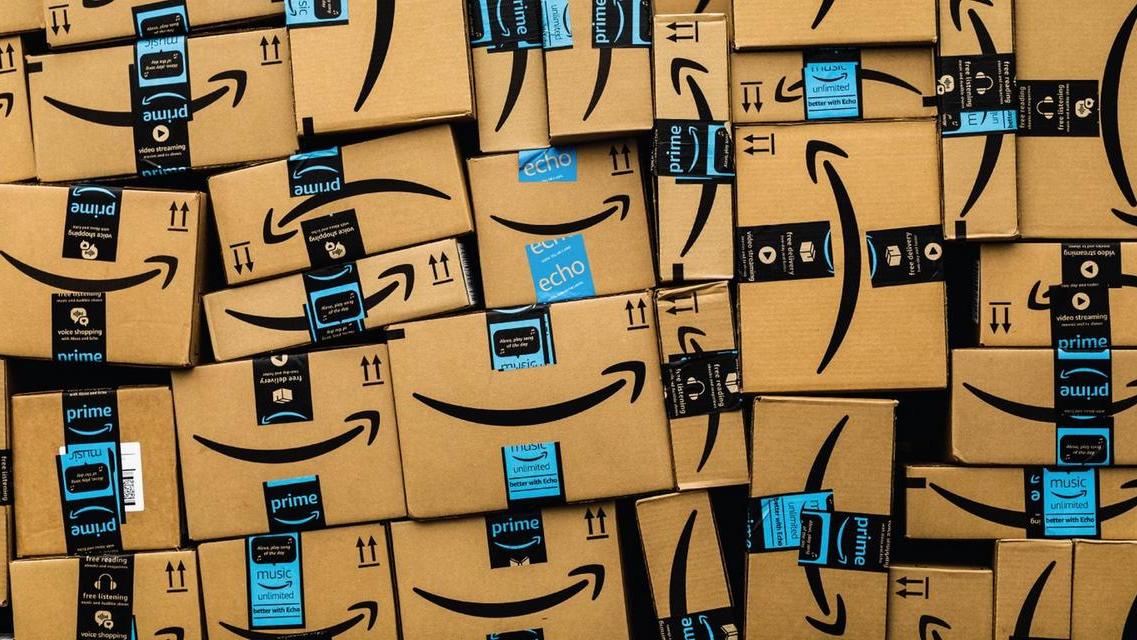 Ordina iPhone su Amazon ma nel pacco trova delle calamite: cosa è successo