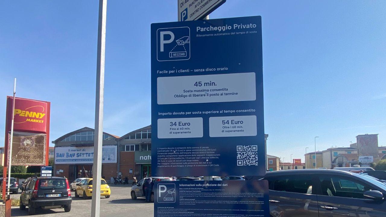 
	Il cartello posizionato all'ingresso del parcheggio di via Cimarosa

