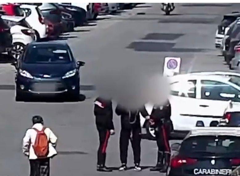 Livorno, truffa del “finto carabiniere”: arrestato 37enne. Stava per farsi consegnare 15mila euro – Video: il blitz in piazza Dante