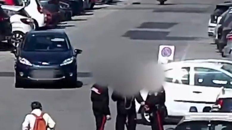 Livorno, truffa del “finto carabiniere”: arrestato 37enne. Stava per farsi consegnare 15mila euro – Video: il blitz in piazza Dante
