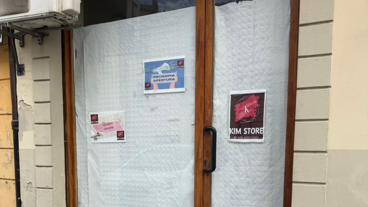 La vetrina del Kim Store in centro a Camaiore