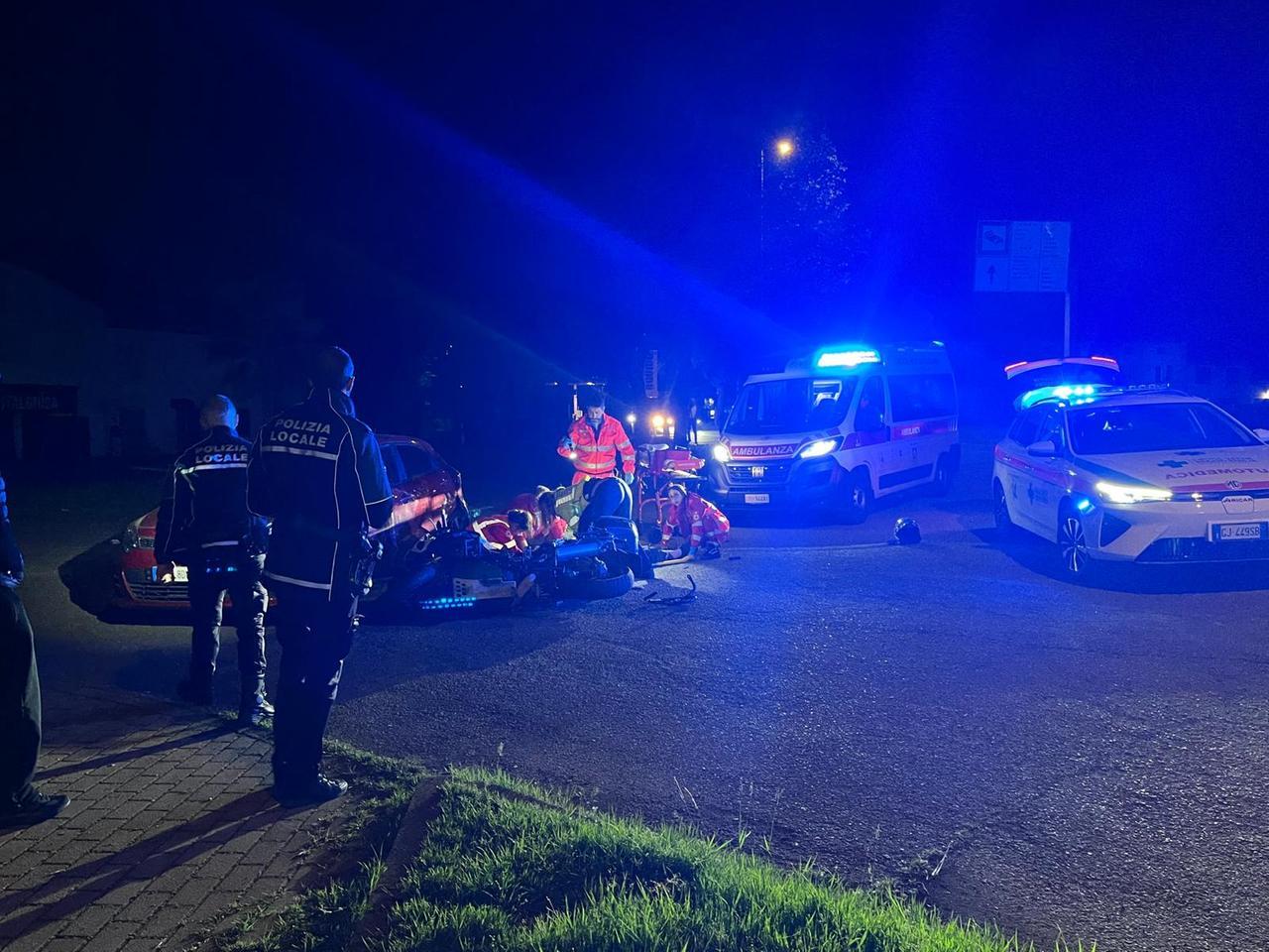 Scontro tra auto e moto, un ferito