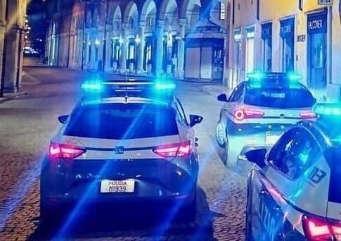 Spacca il vetro dell’auto per rubare: trovato con la mano sporca di sangue