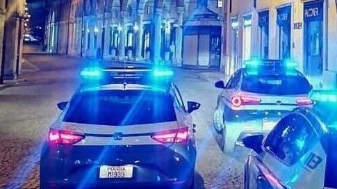 Spacca il vetro dell’auto per rubare: trovato con la mano sporca di sangue