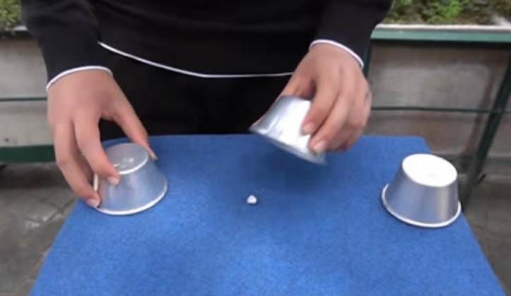 Uno, due, tre: indovina e scommetti. Svuotavano le tasche dei turisti col gioco delle campanelle: 5 uomini denunciati