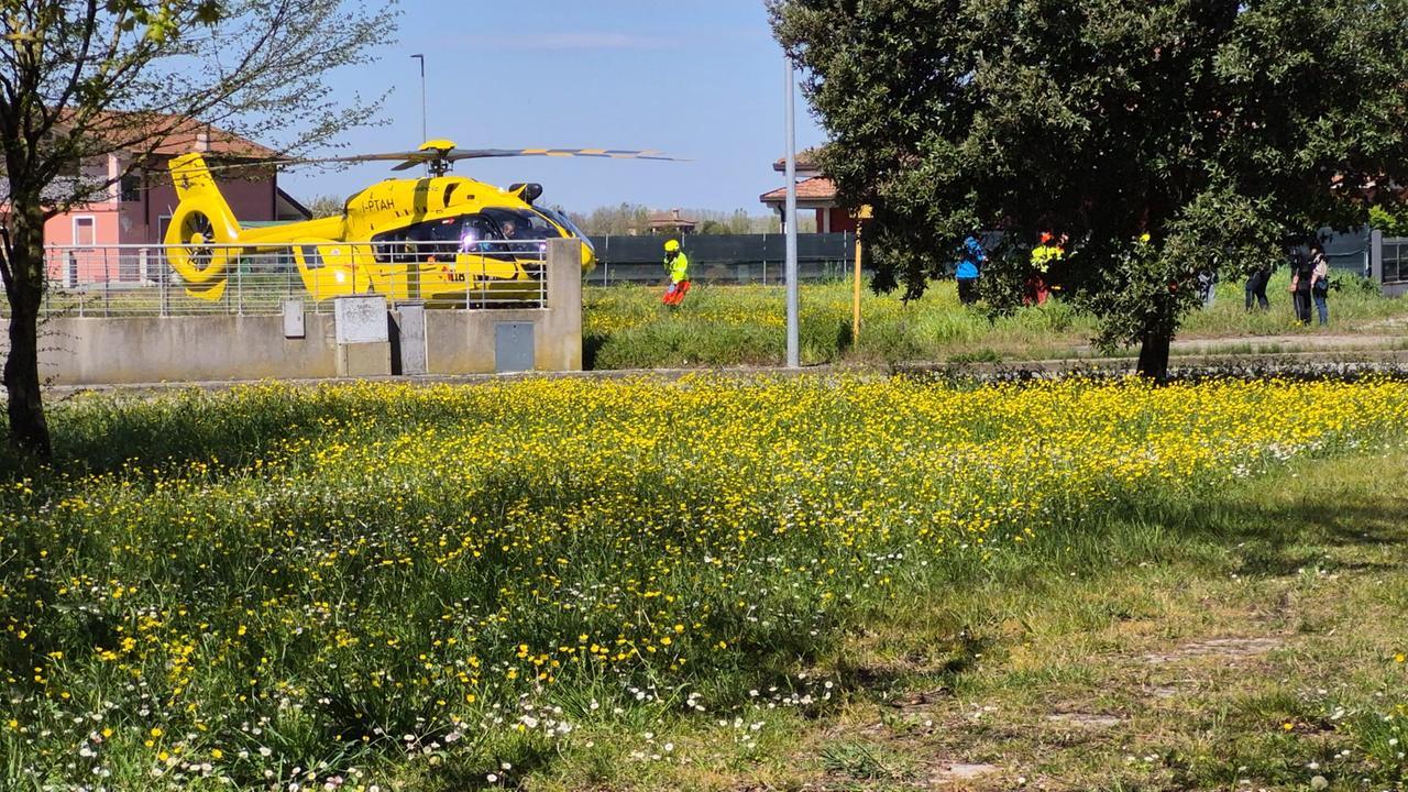 Goro, malore improvviso mentre lava l’auto: 49enne elitrasportato a Cona