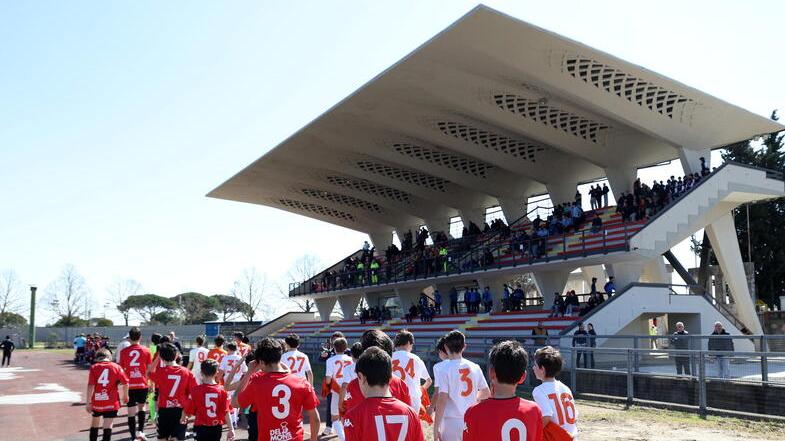 Le squadre entrano in campo al Mariotti (foto Nucci)