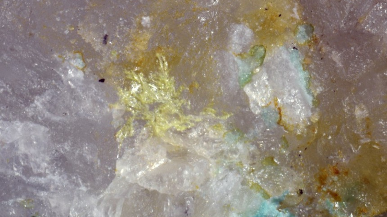 <br />
Come appare la Delchiaroite, nella foto cristalli gialli, su marmo con (in basso a destra) Lavendulano azzurro