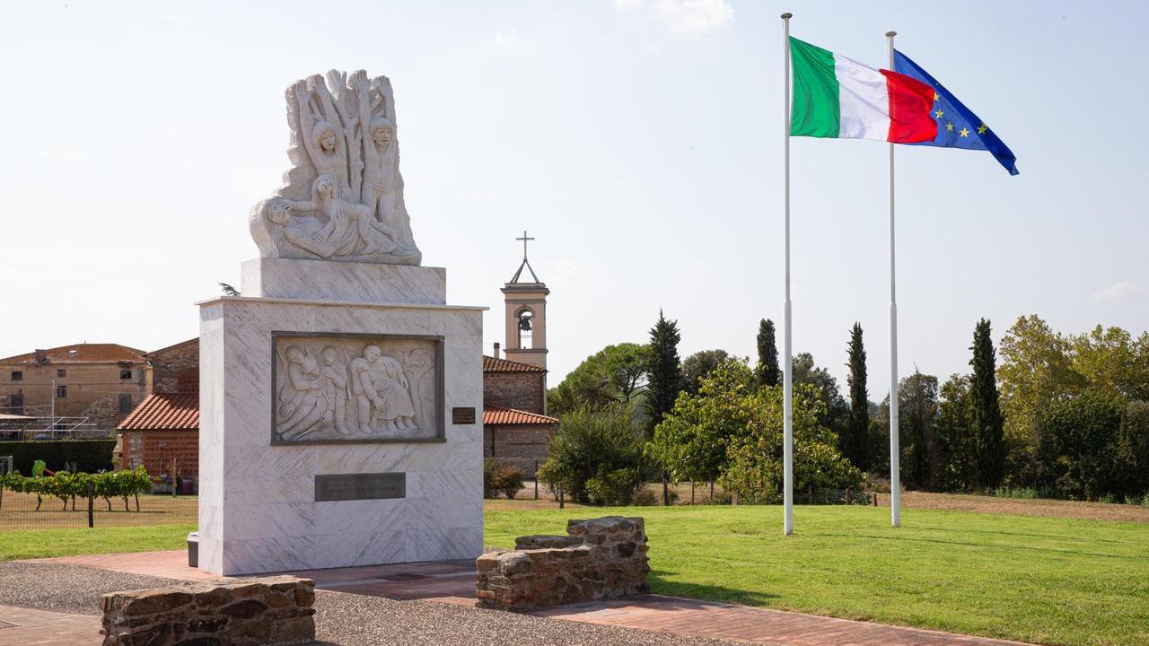 Il monumento in ricordo dell'Eccidio a Castelmartini (foto Nucci)