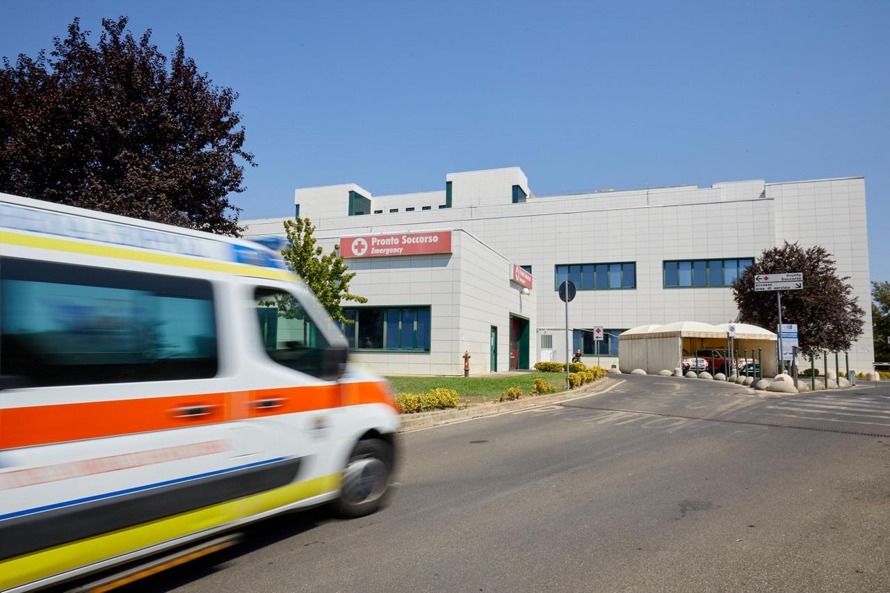 Empoli, lite fuori dalla mensa: spintoni e minacce con una pietra, ferita una donna