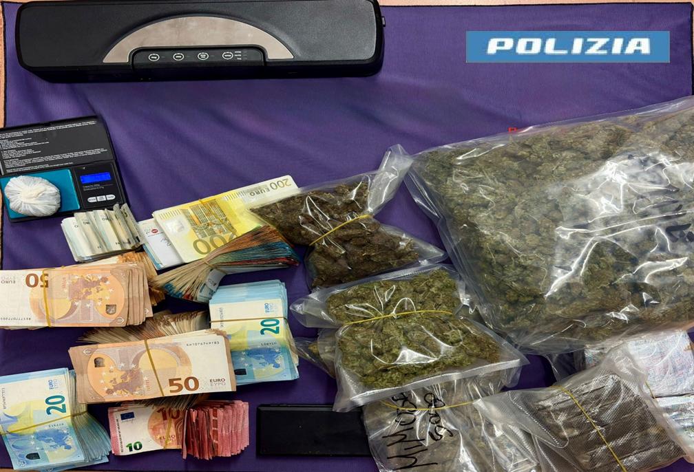La perquisizione scatta quando in casa c’è solo la madre: trovati 3 chili di droga e 65mila euro. Arrestato 30enne