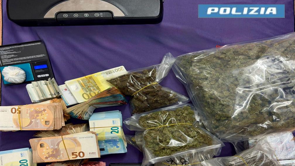 La perquisizione scatta quando in casa c’è solo la madre: trovati 3 chili di droga e 65mila euro. Arrestato 30enne
