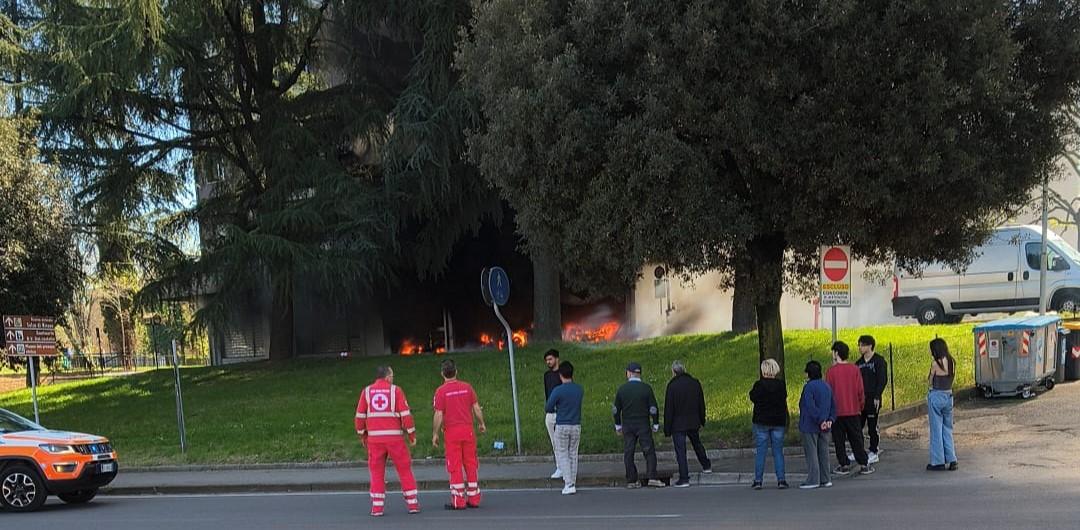 Esplosione nell’officina Balestrazzi Moto a Fiorano: padre e figlio ustionati, locale carbonizzato