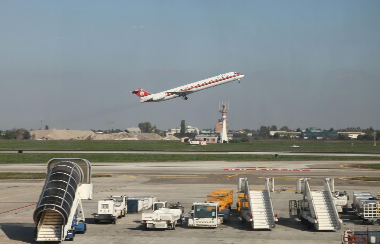 Guerra in Iran, restrizioni di carburante a quattro aeroporti. C’è anche quello di Bologna: cosa sta succedendo