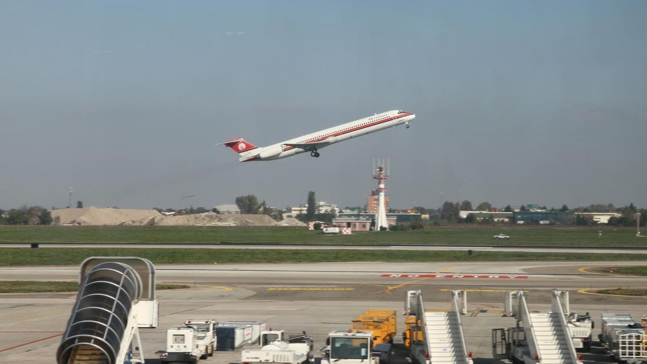 Guerra in Iran, restrizioni di carburante a quattro aeroporti. C’è anche quello di Bologna: cosa sta succedendo
