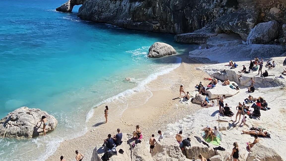 Cala Goloritzé rinasce dopo il ciclone Harry: ecco come la spiaggia è tornata al suo splendore