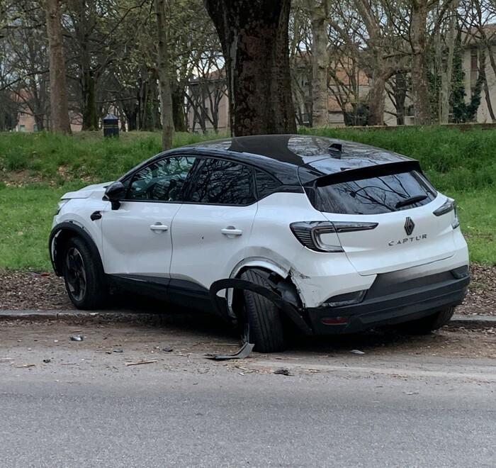 Ferrara, centra l’auto parcheggiata e poi fugge. Caccia al pirata