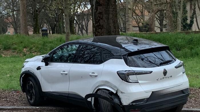 Ferrara, centra l’auto parcheggiata e poi fugge. Caccia al pirata