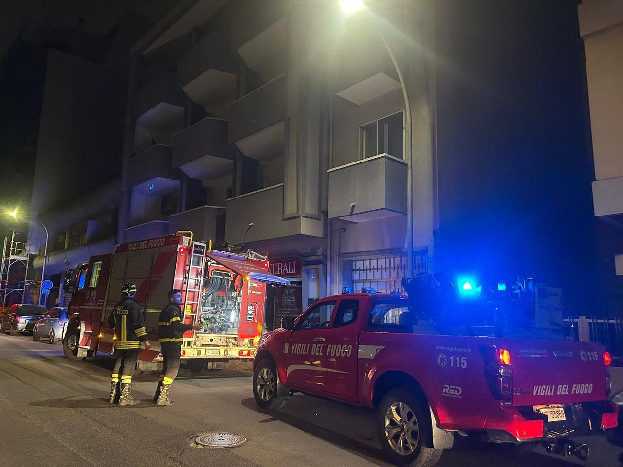 Fiamme in una palazzina, evacuati alcuni appartamenti