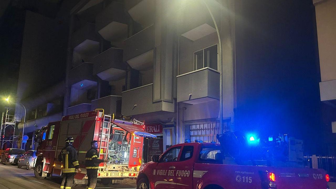 Fiamme in una palazzina, evacuati alcuni appartamenti