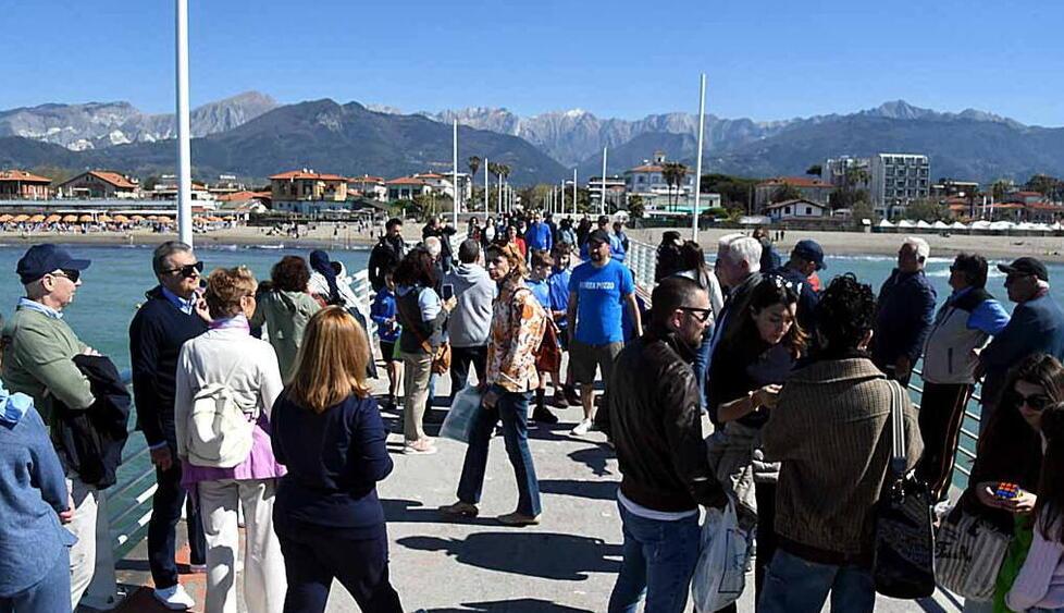 Riapre il pontile a Marina di Massa: riparte la stagione e la costa si ripopola di turisti