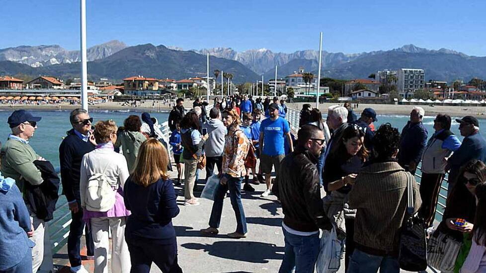 Tante persone lungo il pontile massese (foto Cuffaro)