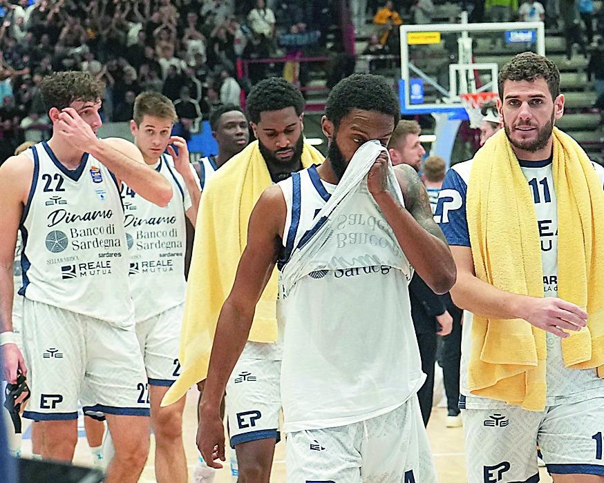 Dinamo un'altra sconfitta, la sfida salvezza la vince Cantù