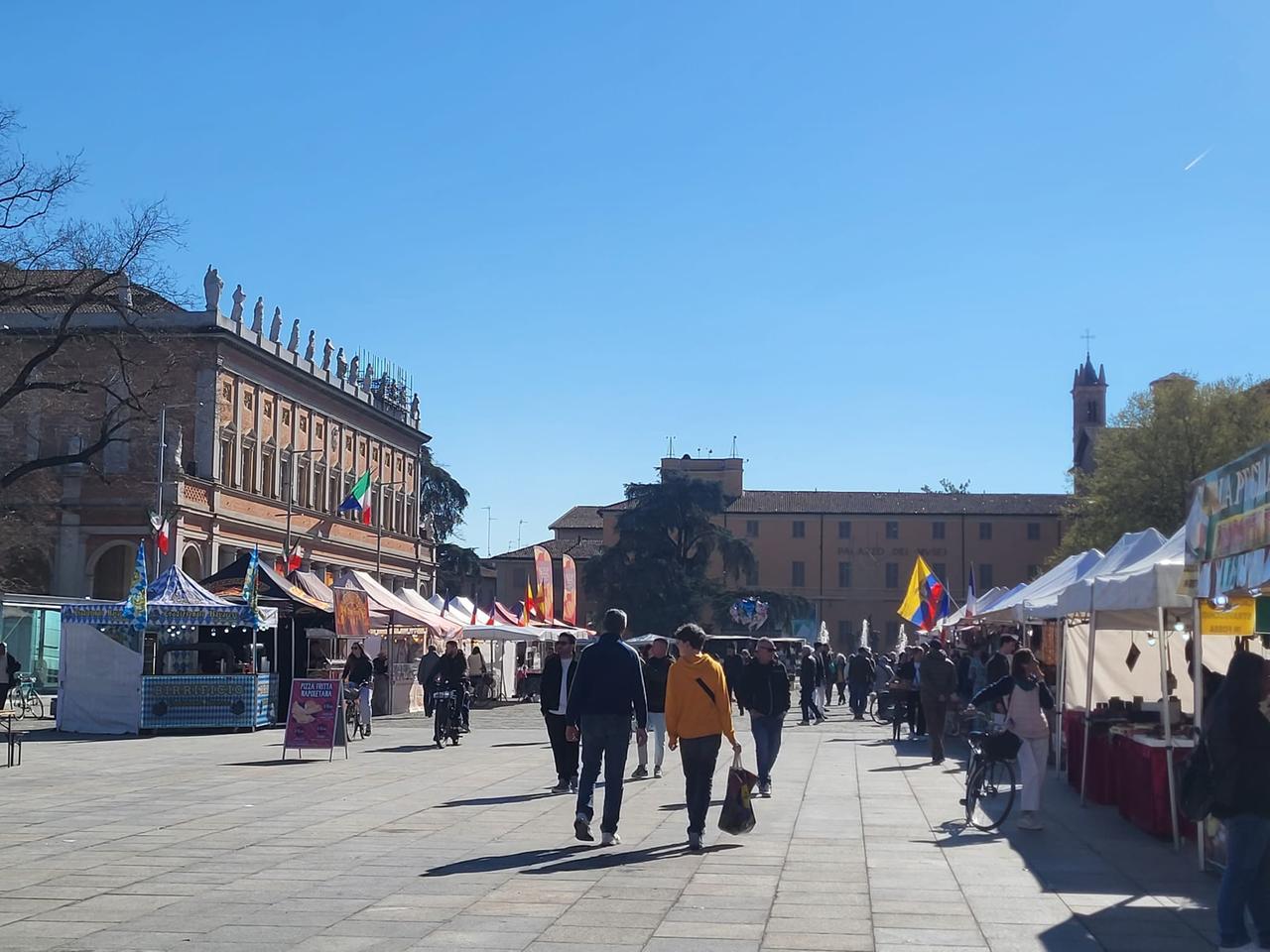 Il Mercato Europeo anima Reggio Emilia fino a Pasquetta. Dai churros spagnoli, alla pizza fritta napoletana fino agli arrosticini abruzzesi: ecco cosa si può trovare
